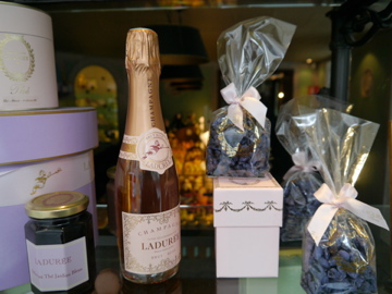 シャンパン・ロゼもバレンタインによく贈られます。